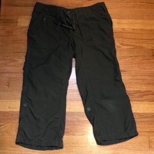 The North Face Short Court Roll Up Lightweight Pants. 100% Nylon Size 8